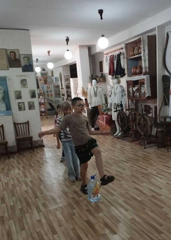 В Кировском историко-художественном музее для детей, посещающих летнюю пришкольную тематическую площадку «Дружба», прошла познавательно-игровая программа «В поисках цветущего папоротника» В Кировском историко-художественном музее для детей, посещающих летнюю пришкольную тематическую площадку «Дружба», прошла познавательно-игровая программа «В поисках цветущего папоротника»