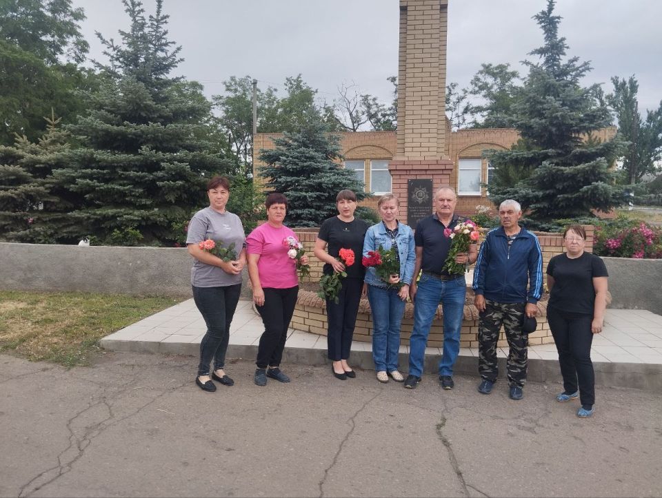 Сегодня в пгт Фащевка прошла акция "Принеси цветы солдату", приуроченная ко Дню памяти и скорби и 84-й годовщине начала Великой Отечественной войны Сегодня в пгт Фащевка прошла акция "Принеси цветы солдату", приуроченная ко Дню памяти и скорби и 84-й годовщине начала Великой Отечественной войны