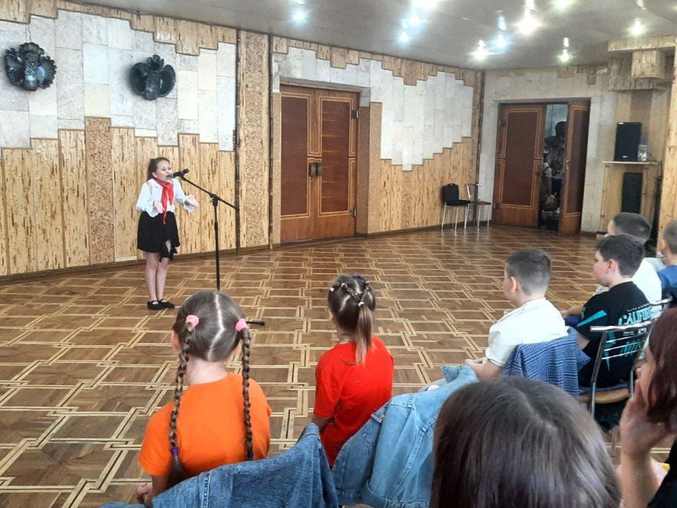 20 июня в ДК имени Горького для участников пришкольного лагеря Ровеньковской гимназии имени писателя Н. Трубланни была проведена развлекательно-игровая программа, которую подготовили и провели воспитанники театрального... 20 июня в ДК имени Горького для участников пришкольного лагеря Ровеньковской гимназии имени писателя Н. Трубланни была проведена развлекательно-игровая программа, которую подготовили и провели воспитанники театрального...