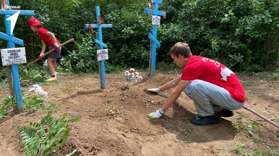Первые помнят. В преддверии Дня памяти и скорби Хранители истории Меловской средней школы совместно с представителями партии «Единая Россия» провели уборку захоронений погибших красноармейцев Первые помнят. В преддверии Дня памяти и скорби Хранители истории Меловской средней школы совместно с представителями партии «Единая Россия» провели уборку захоронений погибших красноармейцев
