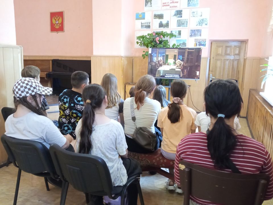 В рамках патриотического воспитания детей в Центре досуга «Дзержинец», для участников любительских объединений «Патриот» и «Непоседы» состоялся просмотр фильма «Солдатик» режиссера Виктории Фанасютиной В рамках патриотического воспитания детей в Центре досуга «Дзержинец», для участников любительских объединений «Патриот» и «Непоседы» состоялся просмотр фильма «Солдатик» режиссера Виктории Фанасютиной