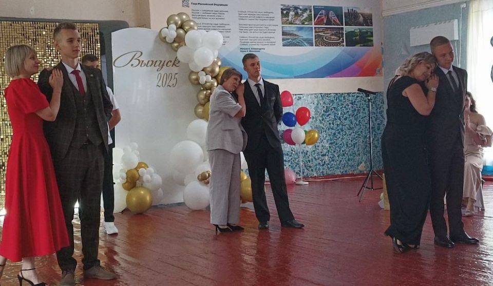 В пгт Шахтерский школа раскрасилась пышными букетами цветов, веселыми улыбками, красивыми нарядами девочек и строгими костюмами юношей В пгт Шахтерский школа раскрасилась пышными букетами цветов, веселыми улыбками, красивыми нарядами девочек и строгими костюмами юношей