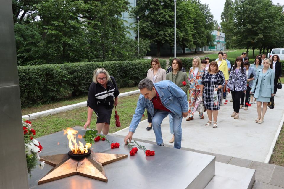 В Лутугино прошла церемония возложения цветов к памятным местам, посвященная Дню памяти и скорби В Лутугино прошла церемония возложения цветов к памятным местам, посвященная Дню памяти и скорби