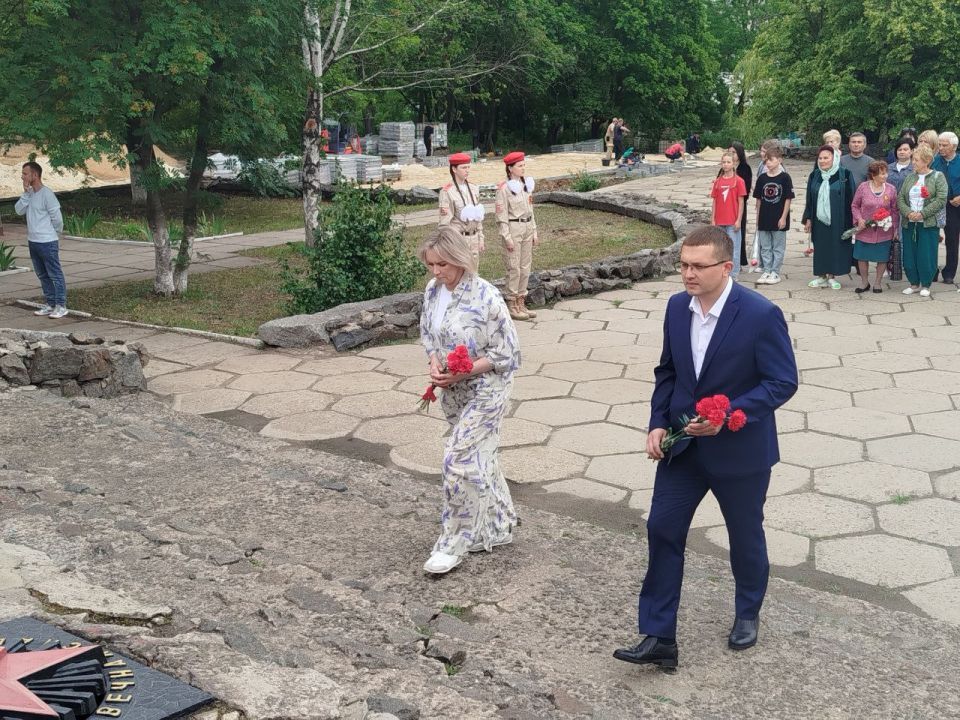 Евгений Морозов: Сегодня, в канун одной из самых трагических дат нашей истории — Дня памяти и скорби, возложил цветы к подножию памятника Неизвестному солдату мемориала «Землякам нашим, за Родину павшим…» Евгений Морозов: Сегодня, в канун одной из самых трагических дат нашей истории — Дня памяти и скорби, возложил цветы к подножию памятника Неизвестному солдату мемориала «Землякам нашим, за Родину павшим…»