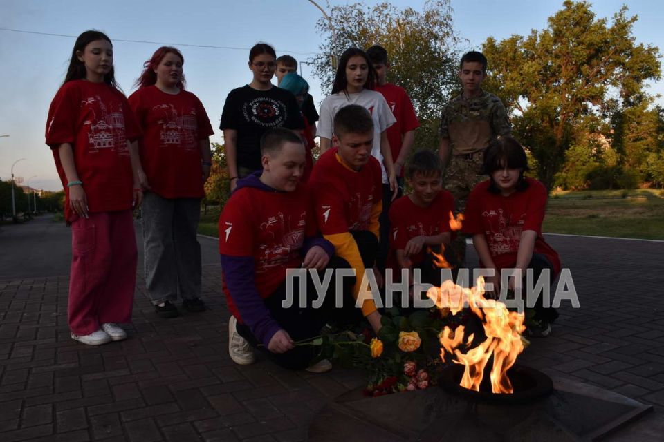 В Алчевске молодежь города приняла участие в акции памяти, приуроченной к годовщине со Дня начала Великой Отечественной войны В Алчевске молодежь города приняла участие в акции памяти, приуроченной к годовщине со Дня начала Великой Отечественной войны