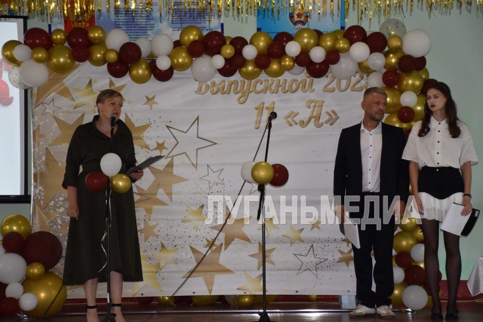 В Первомайской многопрофильной гимназии состоялась торжественная линейка вручения аттестатов, на которой присутствовали преподаватели, выпускники и их родные В Первомайской многопрофильной гимназии состоялась торжественная линейка вручения аттестатов, на которой присутствовали преподаватели, выпускники и их родные