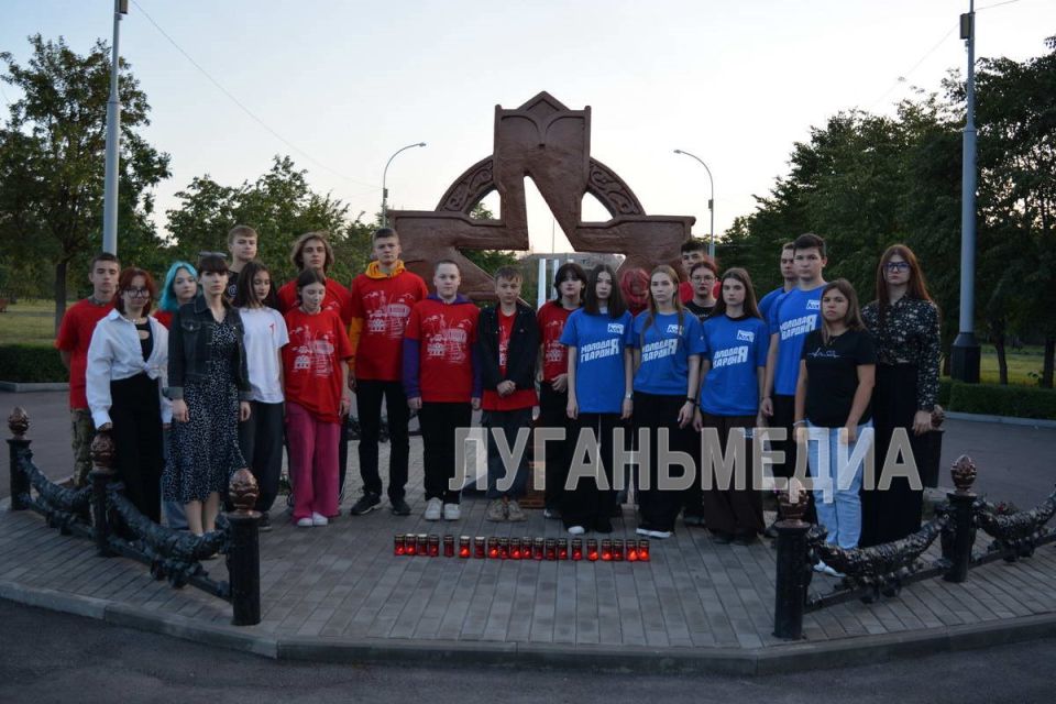 В Алчевске молодежь города приняла участие в акции памяти, приуроченной к годовщине со Дня начала Великой Отечественной войны В Алчевске молодежь города приняла участие в акции памяти, приуроченной к годовщине со Дня начала Великой Отечественной войны