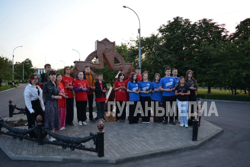 В Алчевске молодежь города приняла участие в акции памяти, приуроченной к годовщине со Дня начала Великой Отечественной войны В Алчевске молодежь города приняла участие в акции памяти, приуроченной к годовщине со Дня начала Великой Отечественной войны