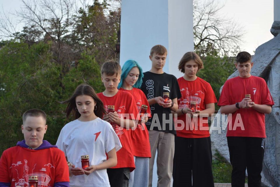 В Алчевске молодежь города приняла участие в акции памяти, приуроченной к годовщине со Дня начала Великой Отечественной войны В Алчевске молодежь города приняла участие в акции памяти, приуроченной к годовщине со Дня начала Великой Отечественной войны