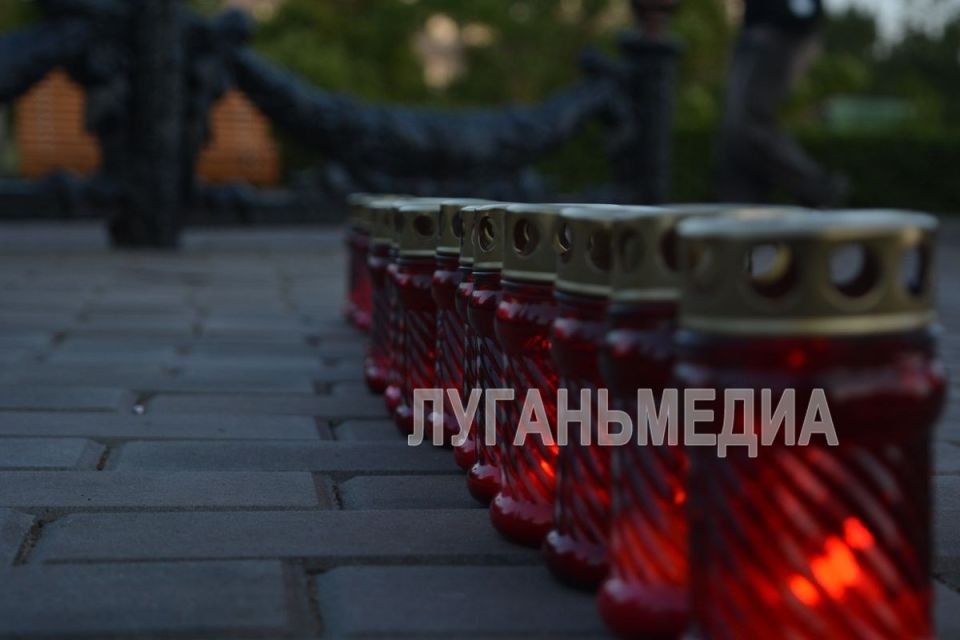 В Алчевске молодежь города приняла участие в акции памяти, приуроченной к годовщине со Дня начала Великой Отечественной войны В Алчевске молодежь города приняла участие в акции памяти, приуроченной к годовщине со Дня начала Великой Отечественной войны