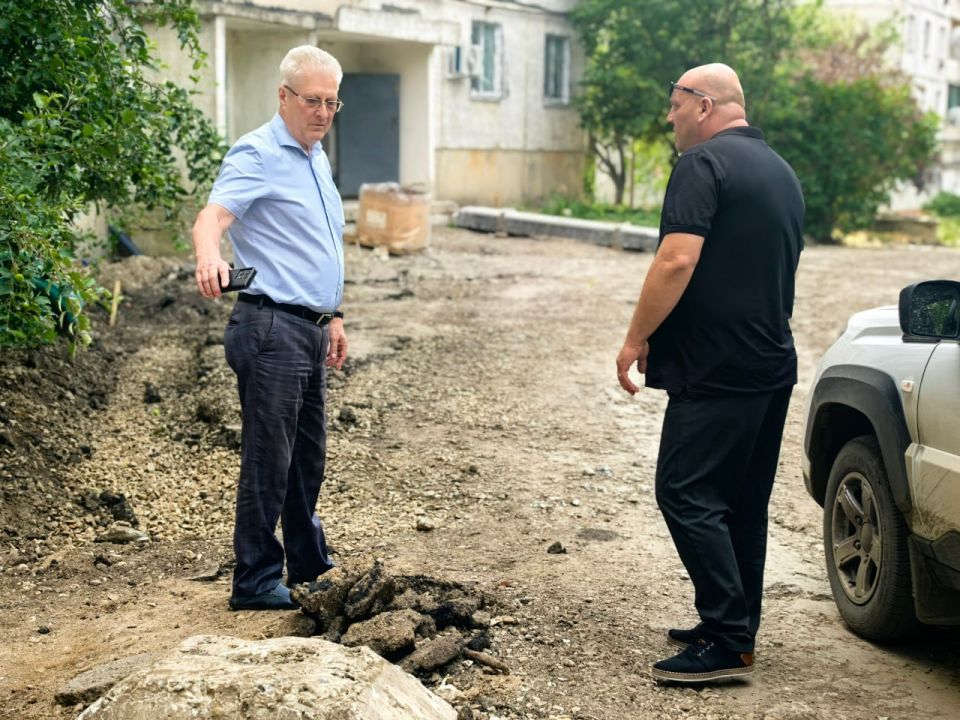 Сергей Козенко: В рамках программы по ремонту автомобильных дорог на территории Краснодонского муниципального округа сотрудники МУП «Дорожно-эксплуатационное управление» продолжают работы в соответствии с условиями... Сергей Козенко: В рамках программы по ремонту автомобильных дорог на территории Краснодонского муниципального округа сотрудники МУП «Дорожно-эксплуатационное управление» продолжают работы в соответствии с условиями...