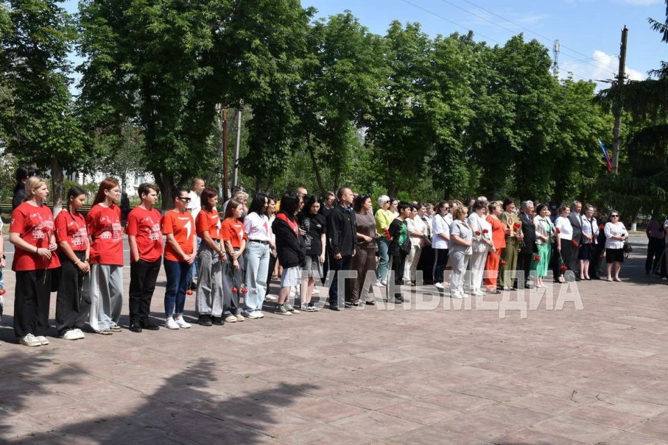 В преддверии памятной даты, которая навсегда вписана в историю России, в Новопскове состоялся митинг-реквием у мемориала погибшим воинам В преддверии памятной даты, которая навсегда вписана в историю России, в Новопскове состоялся митинг-реквием у мемориала погибшим воинам