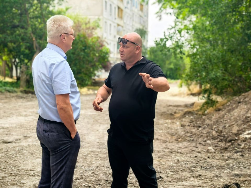Сергей Козенко: В рамках программы по ремонту автомобильных дорог на территории Краснодонского муниципального округа сотрудники МУП «Дорожно-эксплуатационное управление» продолжают работы в соответствии с условиями... Сергей Козенко: В рамках программы по ремонту автомобильных дорог на территории Краснодонского муниципального округа сотрудники МУП «Дорожно-эксплуатационное управление» продолжают работы в соответствии с условиями...