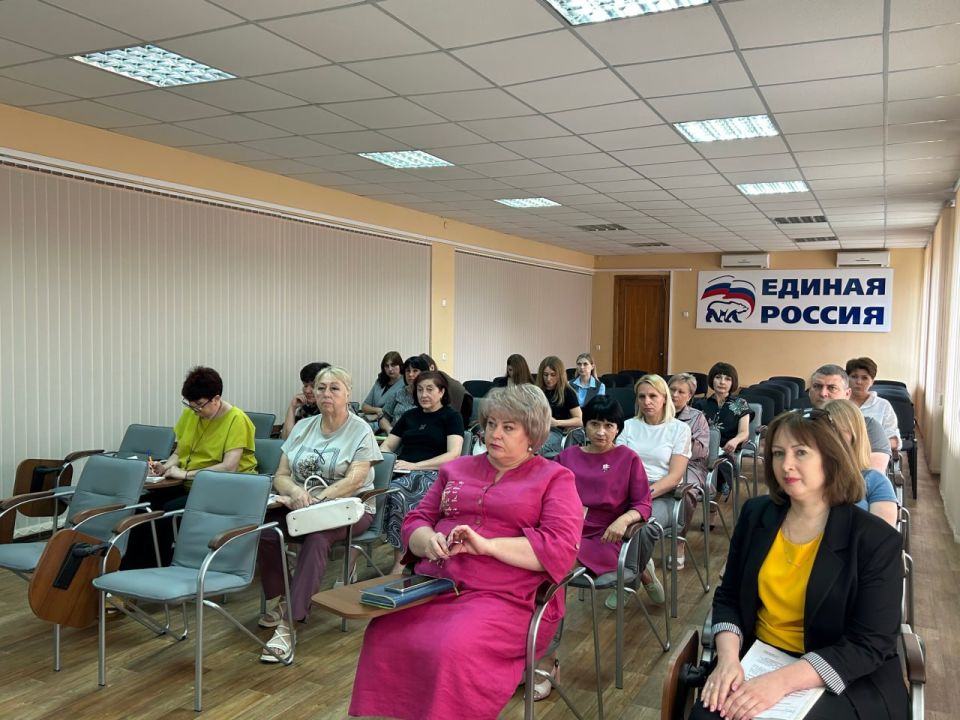 20 июня в присутствии курирующего заместителя главы Администрации Краснолучского городского округа Елены Чуприной,начальником архивного отдела-Викторией Николаевой проведен семинар на тему: «Оформление архивных документов... 20 июня в присутствии курирующего заместителя главы Администрации Краснолучского городского округа Елены Чуприной,начальником архивного отдела-Викторией Николаевой проведен семинар на тему: «Оформление архивных документов...