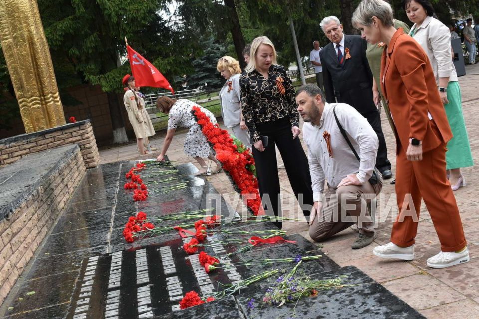 В преддверии памятной даты, которая навсегда вписана в историю России, в Новопскове состоялся митинг-реквием у мемориала погибшим воинам В преддверии памятной даты, которая навсегда вписана в историю России, в Новопскове состоялся митинг-реквием у мемориала погибшим воинам
