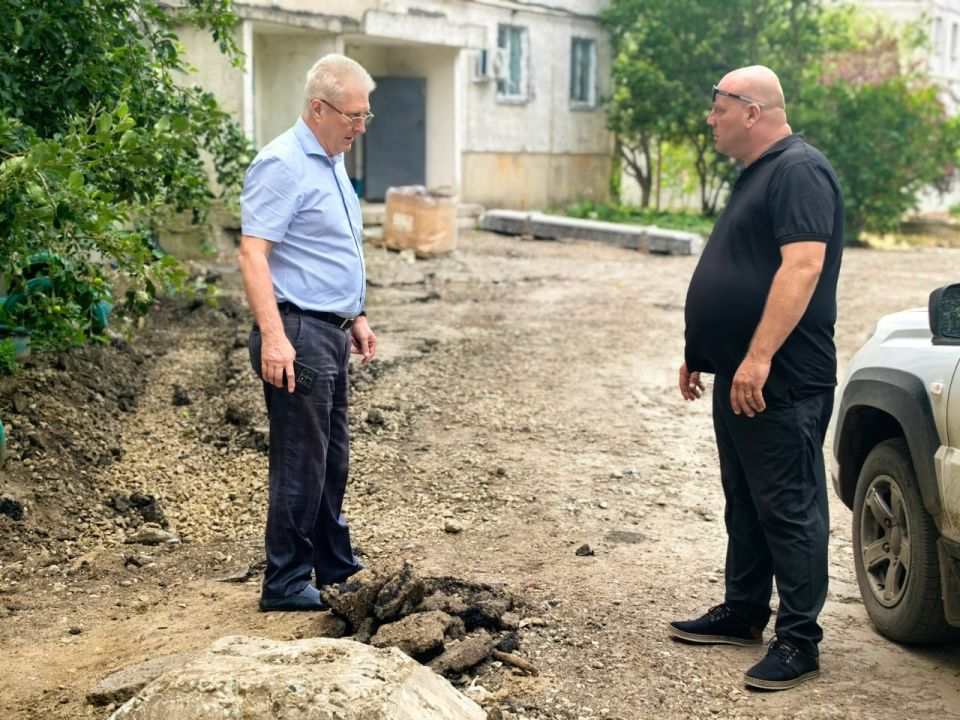 Сергей Козенко: В рамках программы по ремонту автомобильных дорог на территории Краснодонского муниципального округа сотрудники МУП «Дорожно-эксплуатационное управление» продолжают работы в соответствии с условиями... Сергей Козенко: В рамках программы по ремонту автомобильных дорог на территории Краснодонского муниципального округа сотрудники МУП «Дорожно-эксплуатационное управление» продолжают работы в соответствии с условиями...