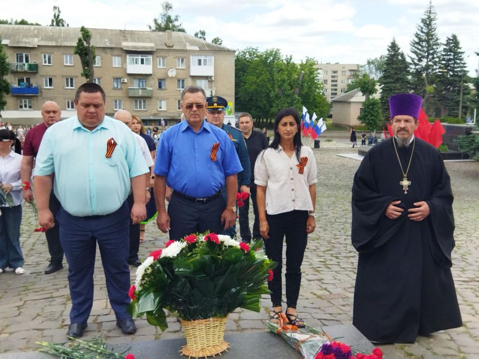 Сегодня, 22 июня, в День памяти и скорби, у Мемориала "Слава" в Ровеньках состоялся торжественный митинг, посвященный трагической дате начала Великой Отечественной войны Сегодня, 22 июня, в День памяти и скорби, у Мемориала "Слава" в Ровеньках состоялся торжественный митинг, посвященный трагической дате начала Великой Отечественной войны