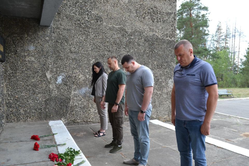 Владимир Чернев: Сегодня, в День памяти и скорби, представители Администрации Старобельского муниципального округа, региона шефа Карачаево-Черкесской Республики во главе с моим первым заместителем Калиничевым Андреем... Владимир Чернев: Сегодня, в День памяти и скорби, представители Администрации Старобельского муниципального округа, региона шефа Карачаево-Черкесской Республики во главе с моим первым заместителем Калиничевым Андреем...