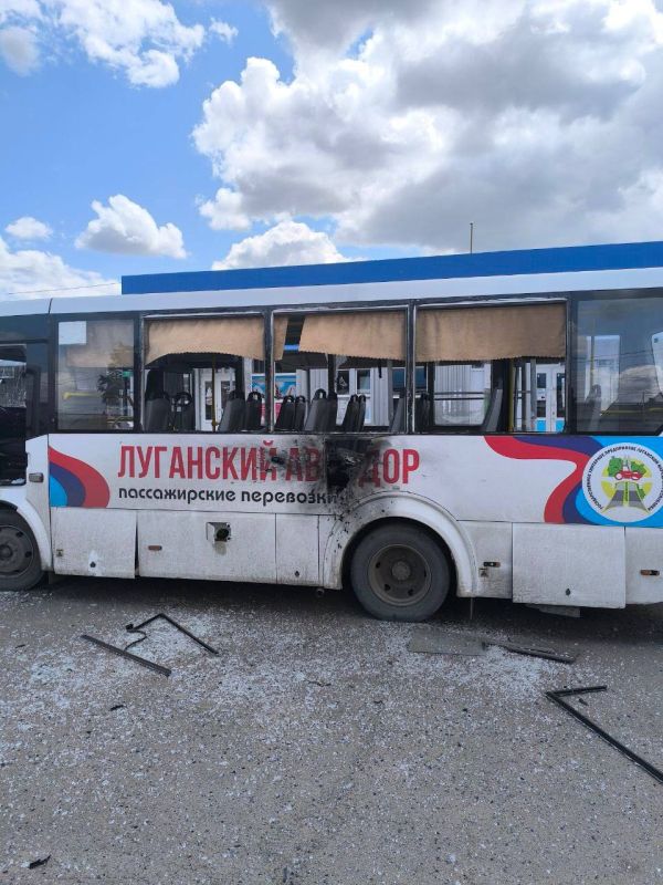 Вражеский БПЛА атаковал автобусную остановку в Сватово Вражеский БПЛА атаковал автобусную остановку в Сватово