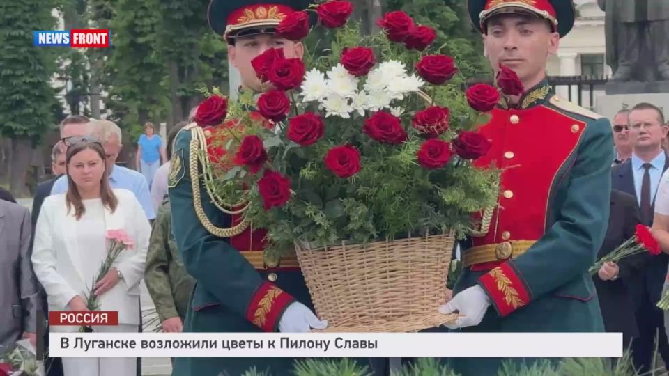 В Луганске возложили цветы к Пилону Славы
