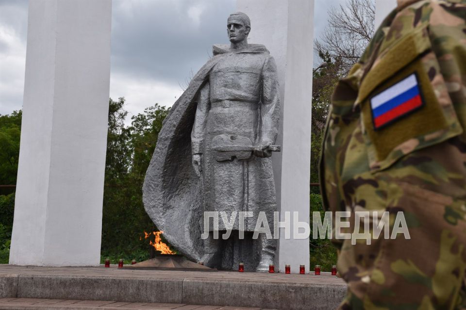В алчевском сквере Доблести и Славы состоялось традиционное мероприятие – церемония возложения цветов к братской могиле советских воинов и Вечному огню, под символичным названием – «41-й. Помним. Не забудем» В алчевском сквере Доблести и Славы состоялось традиционное мероприятие – церемония возложения цветов к братской могиле советских воинов и Вечному огню, под символичным названием – «41-й. Помним. Не забудем»