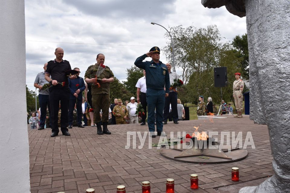 В алчевском сквере Доблести и Славы состоялось традиционное мероприятие – церемония возложения цветов к братской могиле советских воинов и Вечному огню, под символичным названием – «41-й. Помним. Не забудем» В алчевском сквере Доблести и Славы состоялось традиционное мероприятие – церемония возложения цветов к братской могиле советских воинов и Вечному огню, под символичным названием – «41-й. Помним. Не забудем»