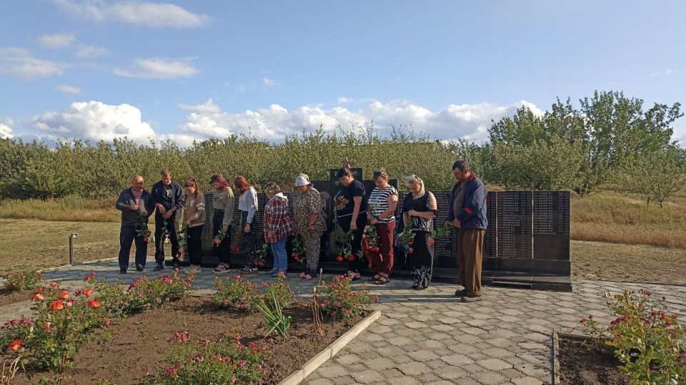 Владимир Чернев: В День памяти и скорби в населенных пунктах нашего округа прошли мероприятия, посвященные памяти наших предков, погибших на полях сражений Великой Отечественной войны. Владимир Чернев: В День памяти и скорби в населенных пунктах нашего округа прошли мероприятия, посвященные памяти наших предков, погибших на полях сражений Великой Отечественной войны.