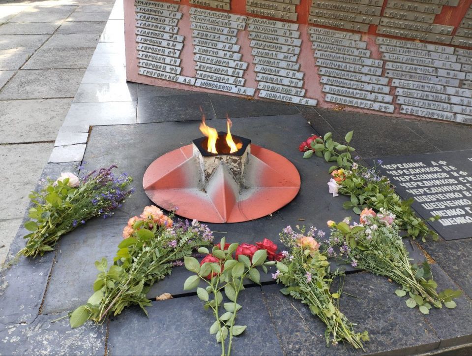 Владимир Чернев: В День памяти и скорби в населенных пунктах нашего округа прошли мероприятия, посвященные памяти наших предков, погибших на полях сражений Великой Отечественной войны. Владимир Чернев: В День памяти и скорби в населенных пунктах нашего округа прошли мероприятия, посвященные памяти наших предков, погибших на полях сражений Великой Отечественной войны.