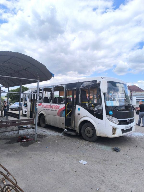 Дрон ВСУ в полдень атаковал автобусную остановку в Сватово Дрон ВСУ в полдень атаковал автобусную остановку в Сватово