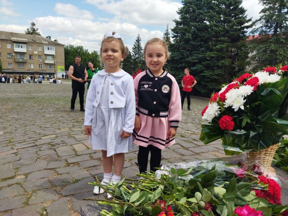 Сегодня, 22 июня, в День памяти и скорби, у Мемориала "Слава" в Ровеньках состоялся торжественный митинг, посвященный трагической дате начала Великой Отечественной войны Сегодня, 22 июня, в День памяти и скорби, у Мемориала "Слава" в Ровеньках состоялся торжественный митинг, посвященный трагической дате начала Великой Отечественной войны
