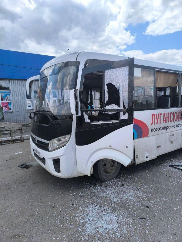 Дрон ВСУ в полдень атаковал автобусную остановку в Сватово Дрон ВСУ в полдень атаковал автобусную остановку в Сватово