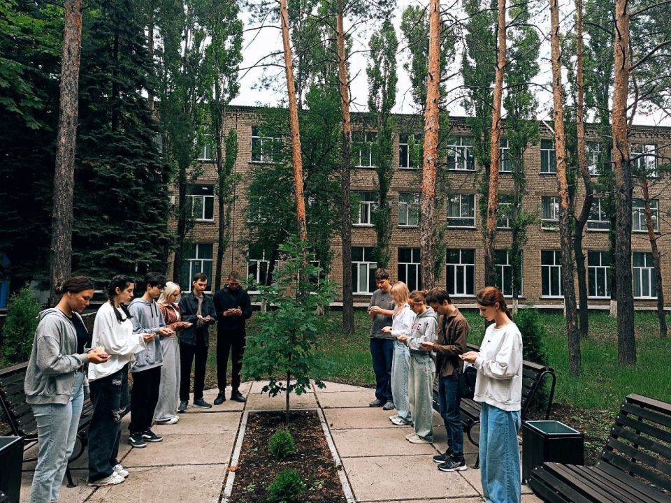Свеча памяти в Ровеньковском технико-экономическом колледже: помним, чтим, гордимся Свеча памяти в Ровеньковском технико-экономическом колледже: помним, чтим, гордимся