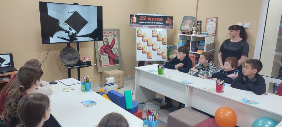 В детском центре Перевальского районного исторического музея прошло значимое мероприятие для воспитанников школы-интерната, посвященное Дню памяти и скорби В детском центре Перевальского районного исторического музея прошло значимое мероприятие для воспитанников школы-интерната, посвященное Дню памяти и скорби
