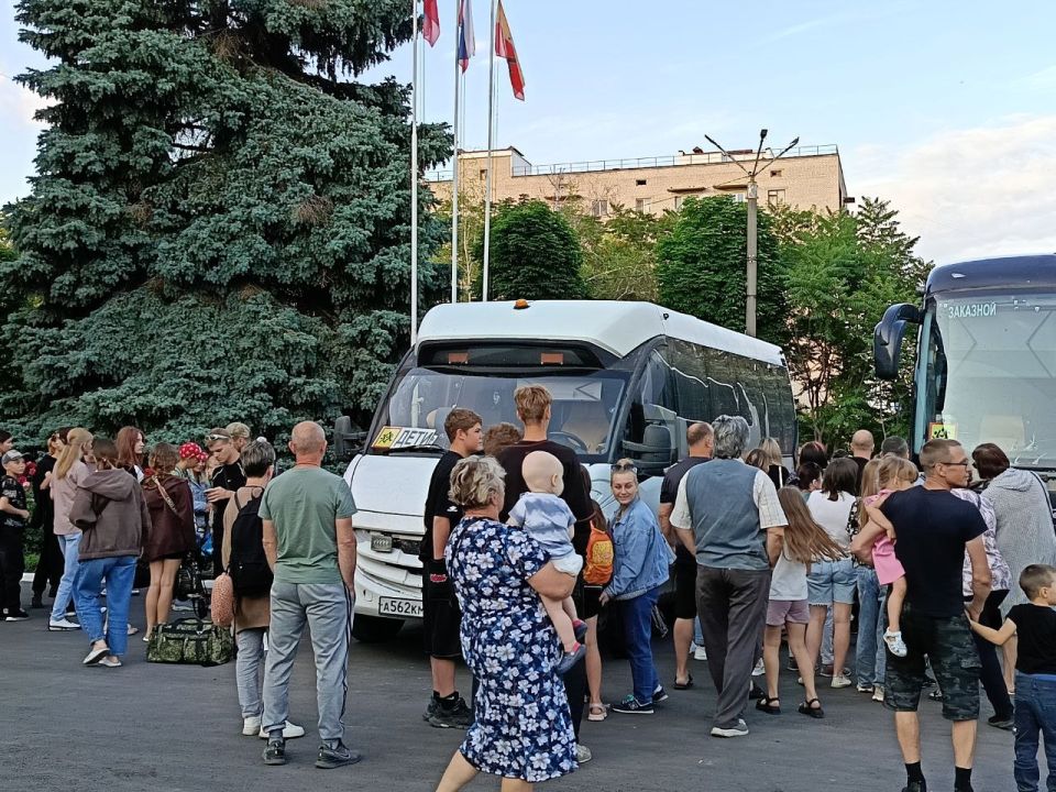 Второй поток детей благополучно вернулся домой из лагеря «Айвазовский" Второй поток детей благополучно вернулся домой из лагеря «Айвазовский"