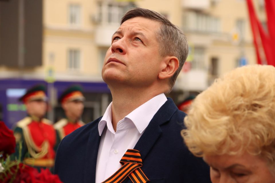 В День памяти и скорби в Луганске возложили цветы к Пилону славы и Могиле Неизвестного солдата В День памяти и скорби в Луганске возложили цветы к Пилону славы и Могиле Неизвестного солдата