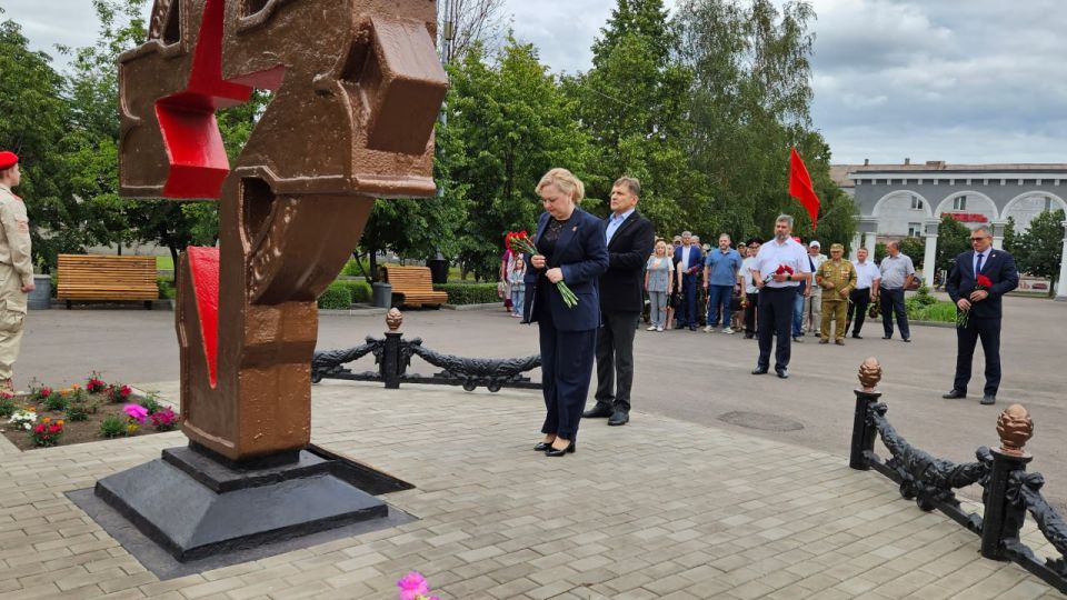 Город склонил голову в память о павших героях Великой Отечественной войны Город склонил голову в память о павших героях Великой Отечественной войны