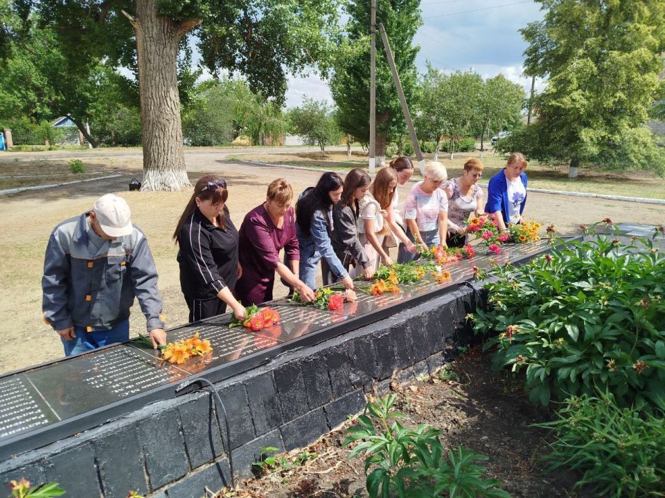 Владимир Чернев: В День памяти и скорби в населенных пунктах нашего округа прошли мероприятия, посвященные памяти наших предков, погибших на полях сражений Великой Отечественной войны. Владимир Чернев: В День памяти и скорби в населенных пунктах нашего округа прошли мероприятия, посвященные памяти наших предков, погибших на полях сражений Великой Отечественной войны.