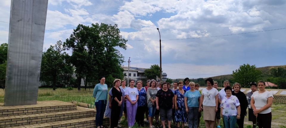 Минутой тишины мы вспоминаем тех, кто подарил нам мир! Минутой тишины мы вспоминаем тех, кто подарил нам мир!