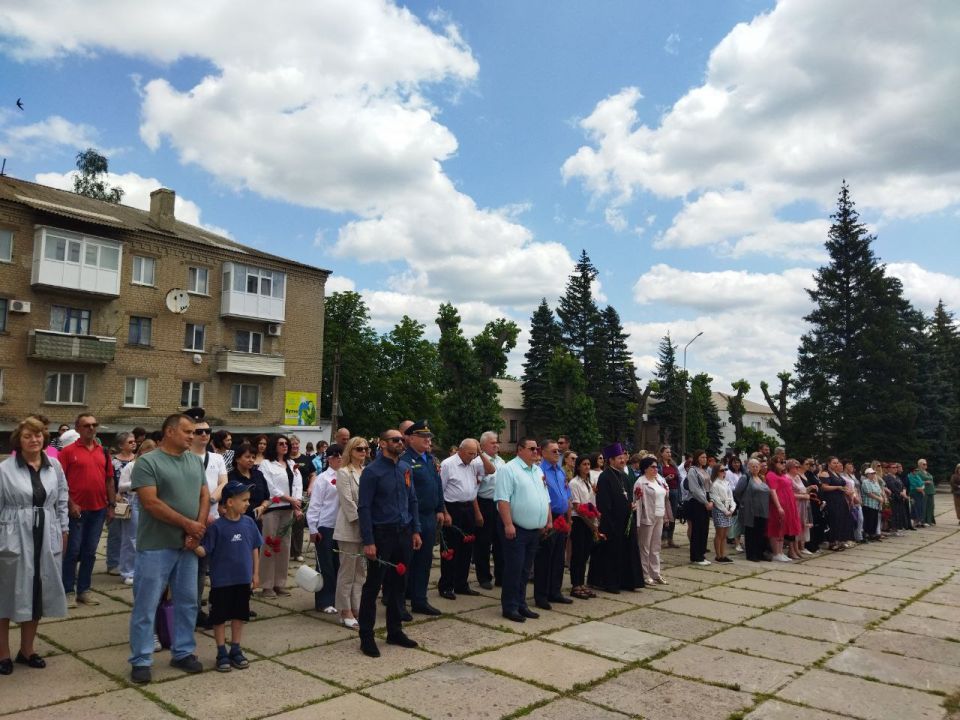 Сегодня, 22 июня, в День памяти и скорби, у Мемориала "Слава" в Ровеньках состоялся торжественный митинг, посвященный трагической дате начала Великой Отечественной войны Сегодня, 22 июня, в День памяти и скорби, у Мемориала "Слава" в Ровеньках состоялся торжественный митинг, посвященный трагической дате начала Великой Отечественной войны