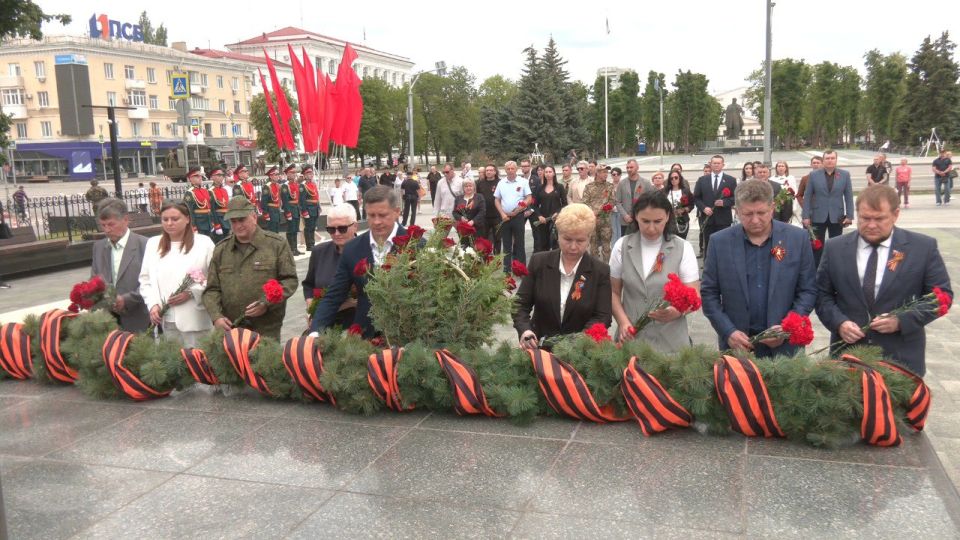 В Луганске возложили цветы к Пилону Славы в День Памяти и Скорби В Луганске возложили цветы к Пилону Славы в День Памяти и Скорби