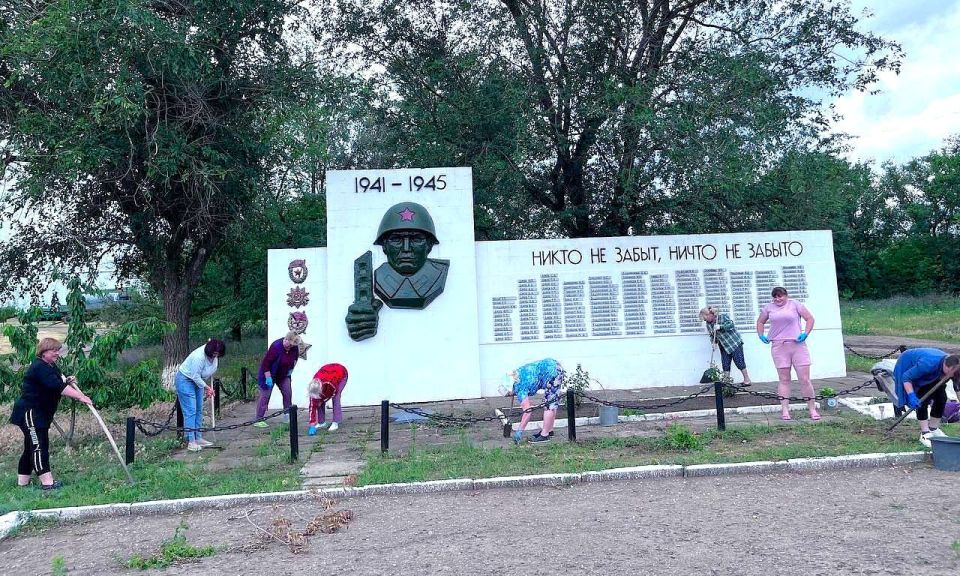 Активистки "Женского движения Единой России" провели уборку у памятника в селе Нижнебараниковка Активистки "Женского движения Единой России" провели уборку у памятника в селе Нижнебараниковка