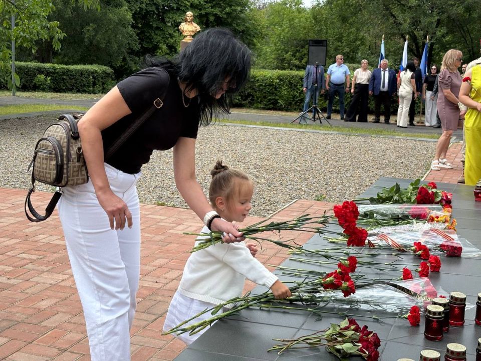 Сергей Соловьев: Сегодня, в День памяти и скорби, мы собрались у Огня памяти на площади Героев Великой Отечественной войны, чтобы почтить подвиг тех, кто отдал жизнь за нашу Родину Сергей Соловьев: Сегодня, в День памяти и скорби, мы собрались у Огня памяти на площади Героев Великой Отечественной войны, чтобы почтить подвиг тех, кто отдал жизнь за нашу Родину