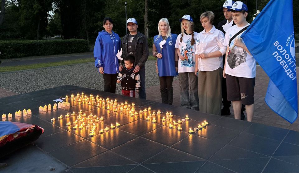 КРАСНЫЙ ЛУЧ ПОМНИТ. В 84-ю годовщину со дня начала Великой Отечественной войны по всей стране добровольцы, общественники, представители власти и другие неравнодушные граждане чтут память павших, зажигают свечи памяти и... КРАСНЫЙ ЛУЧ ПОМНИТ. В 84-ю годовщину со дня начала Великой Отечественной войны по всей стране добровольцы, общественники, представители власти и другие неравнодушные граждане чтут память павших, зажигают свечи памяти и...