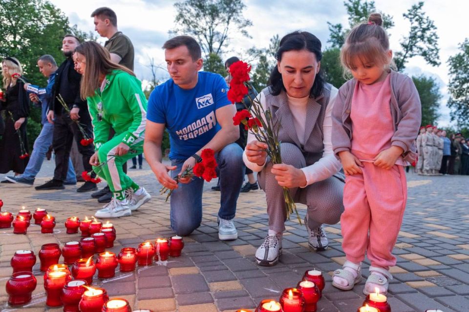 Молодежь Луганска в канун Дня памяти и скорби приняла участие в международной акции «Огненные картины войны», выложив легендарного «Комбата». Об этом из луганского парка культуры и отдыха имени Максима Горького передает... Молодежь Луганска в канун Дня памяти и скорби приняла участие в международной акции «Огненные картины войны», выложив легендарного «Комбата». Об этом из луганского парка культуры и отдыха имени Максима Горького передает...