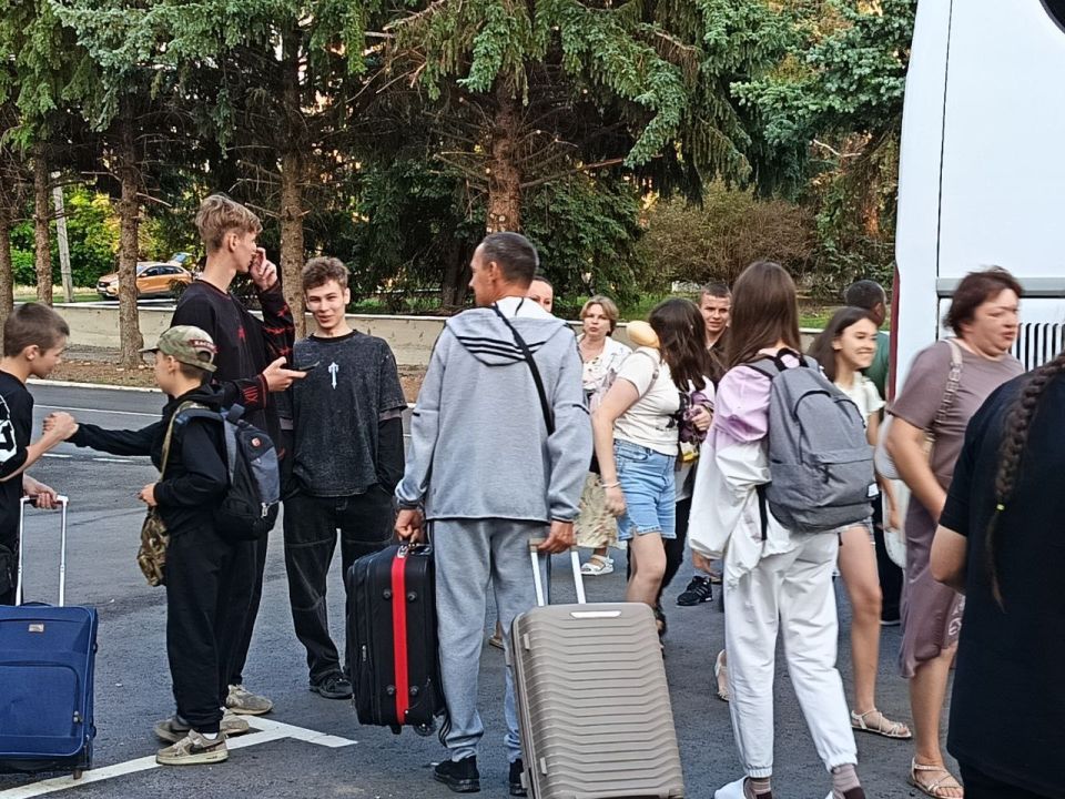 Второй поток детей благополучно вернулся домой из лагеря «Айвазовский" Второй поток детей благополучно вернулся домой из лагеря «Айвазовский"