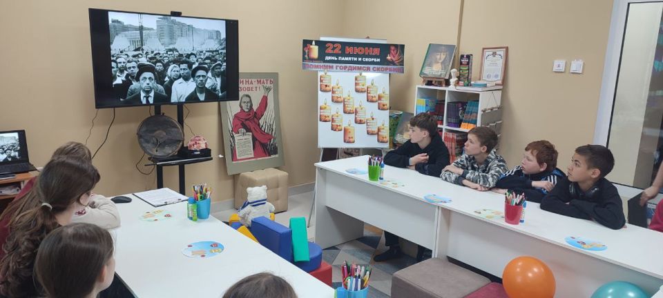 В детском центре Перевальского районного исторического музея прошло значимое мероприятие для воспитанников школы-интерната, посвященное Дню памяти и скорби В детском центре Перевальского районного исторического музея прошло значимое мероприятие для воспитанников школы-интерната, посвященное Дню памяти и скорби