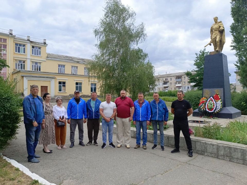 Депутаты Совета городского округа город Лисичанск совместно с Главой муниципального образования Эдуардом Сахненко и активистами партии "Единая Россия" в знак уважения и Депутаты Совета городского округа город Лисичанск совместно с Главой муниципального образования Эдуардом Сахненко и активистами партии "Единая Россия" в знак уважения и