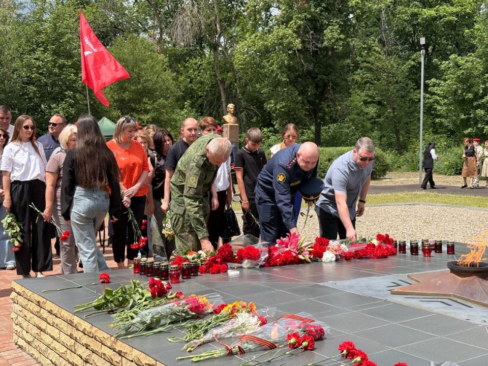 Сергей Соловьев: Сегодня, в День памяти и скорби, мы собрались у Огня памяти на площади Героев Великой Отечественной войны, чтобы почтить подвиг тех, кто отдал жизнь за нашу Родину Сергей Соловьев: Сегодня, в День памяти и скорби, мы собрались у Огня памяти на площади Героев Великой Отечественной войны, чтобы почтить подвиг тех, кто отдал жизнь за нашу Родину