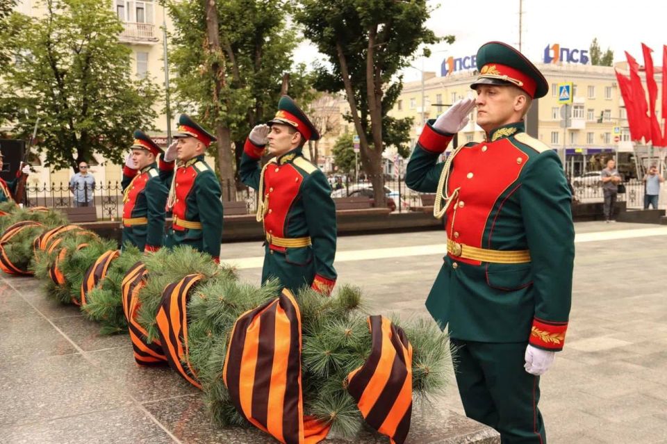 В Луганске возложили цветы к монументу жертвам Великой Отечественной войны, сообщили в Администрации Главы ЛНР В Луганске возложили цветы к монументу жертвам Великой Отечественной войны, сообщили в Администрации Главы ЛНР