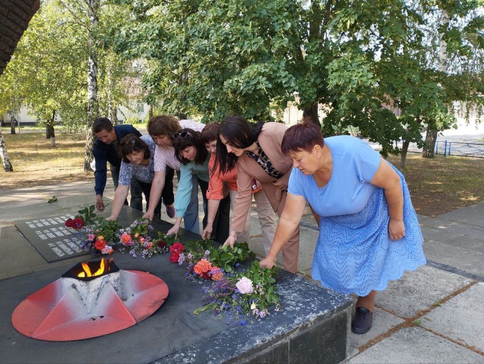 Владимир Чернев: В День памяти и скорби в населенных пунктах нашего округа прошли мероприятия, посвященные памяти наших предков, погибших на полях сражений Великой Отечественной войны. Владимир Чернев: В День памяти и скорби в населенных пунктах нашего округа прошли мероприятия, посвященные памяти наших предков, погибших на полях сражений Великой Отечественной войны.